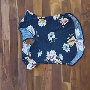 🎁2/$25 Size medium Dynamite tshirt